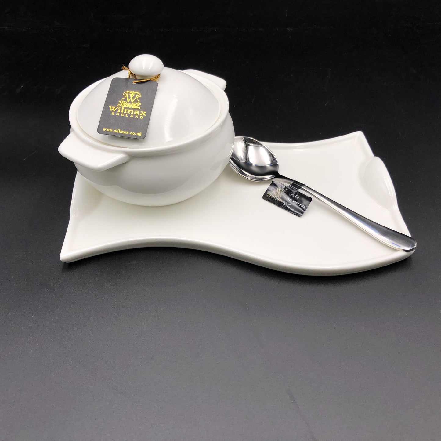 Individual Baking Pot With A Soup Spoon And Curved Serving Dish Set