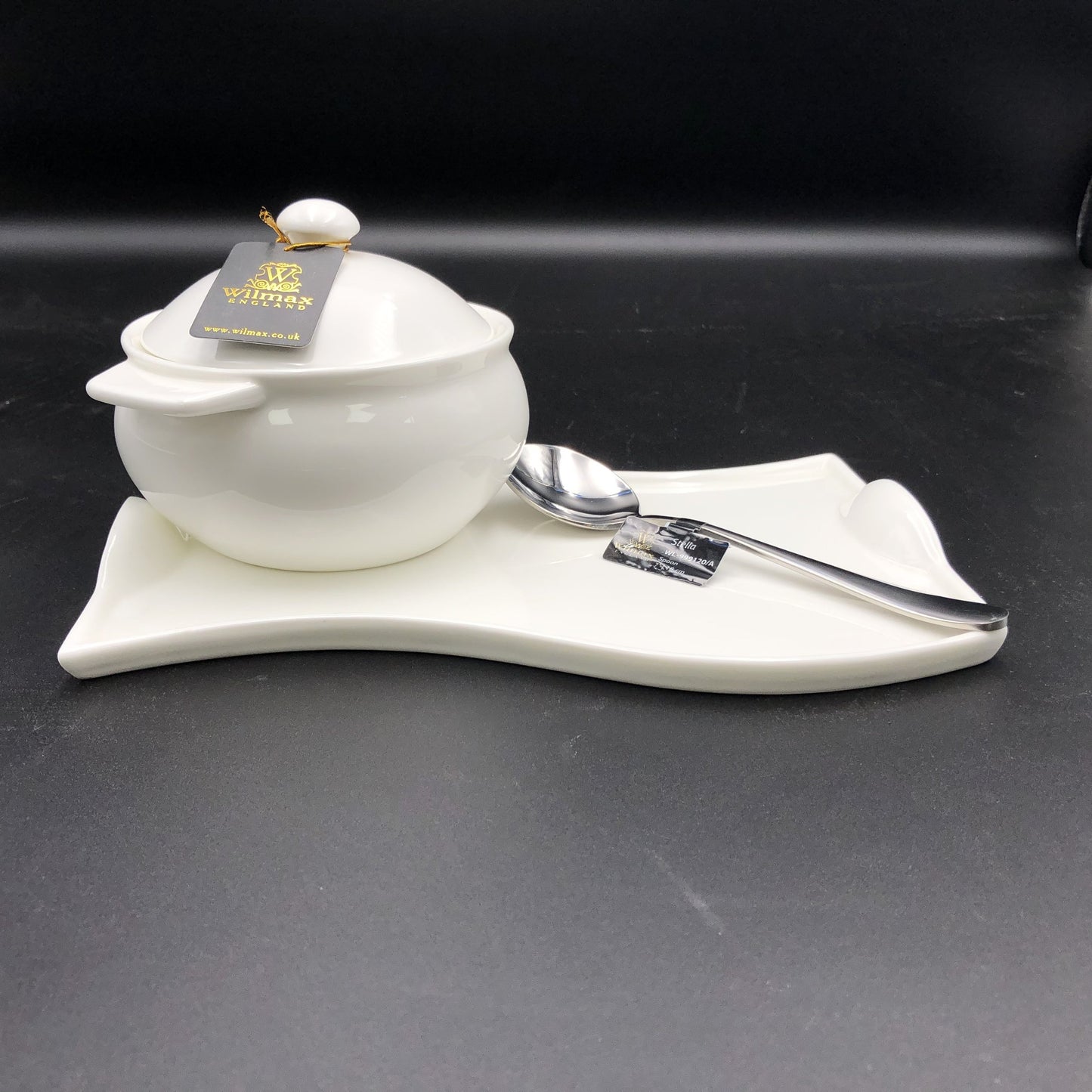 Individual Baking Pot With A Soup Spoon And Curved Serving Dish Set