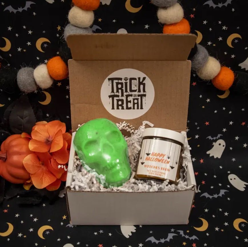 Halloween Gift Box with Candle and Skull Bath Bomb - Oily BlendsHalloween Gift Box with Candle and Skull Bath Bomb